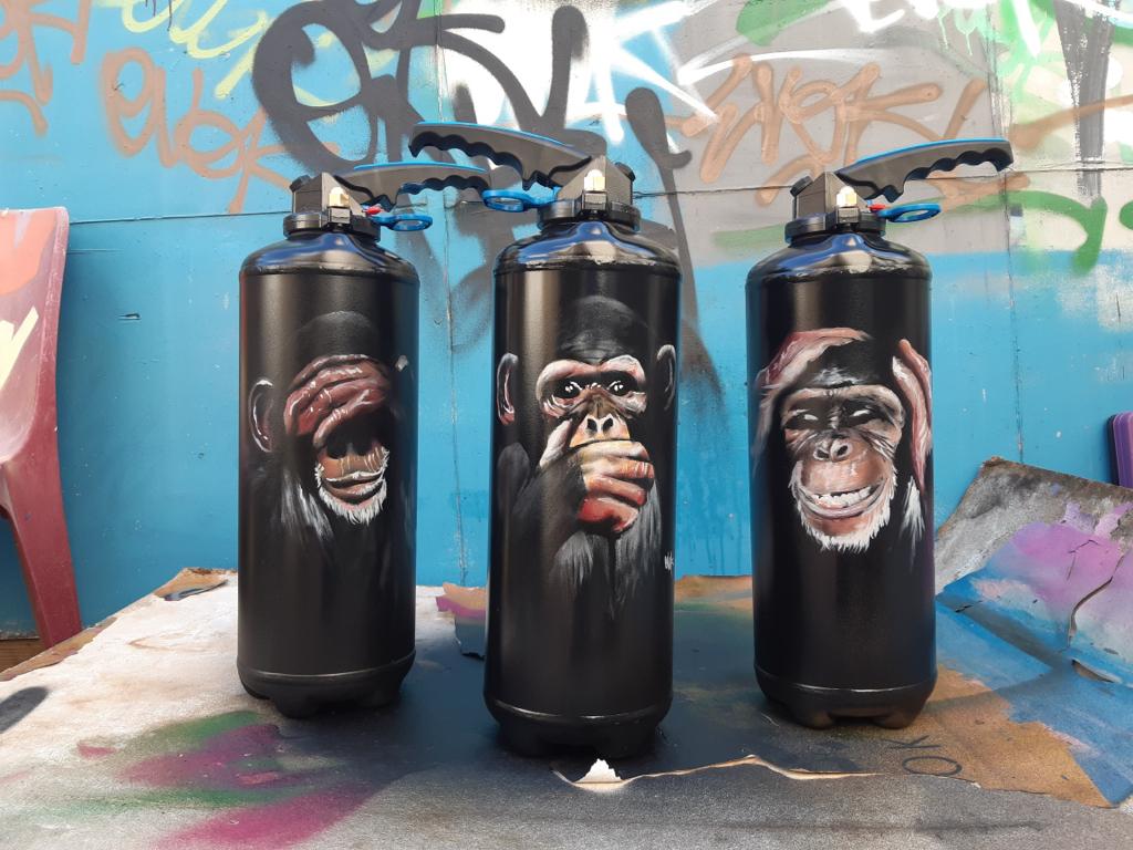 3 extincteurs singes grahés